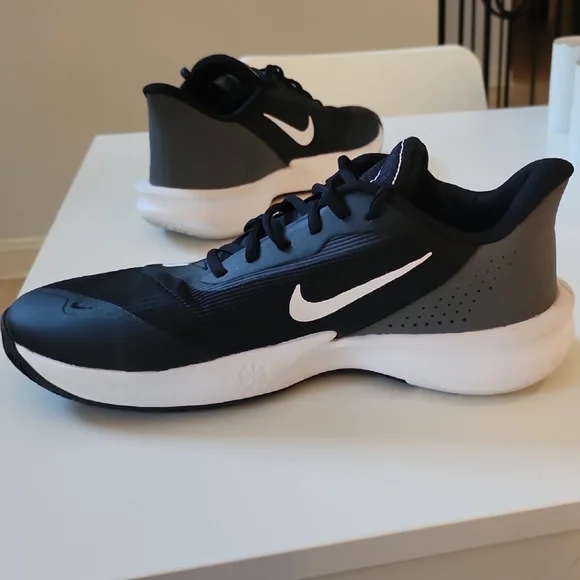 Nike Black and White Athletic Shoes - Picture 8 of 10